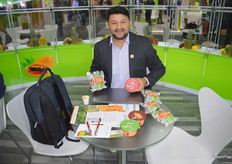 Kassio Almada from Cooperacre in Brazil shows the nuts samples of the crop of 2023.